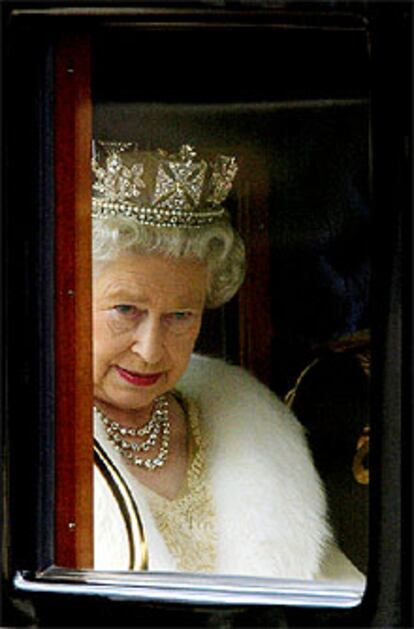 Isabel II, a su salida ayer del palacio de Buckingham en carroza.