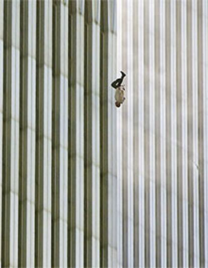 Un hombre cae al vacío desde una de las torres.