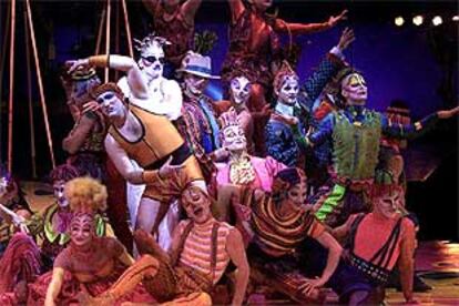 Imagen del nuevo espectáculo del Cirque du Soleil, <b></b><i>Saltimbanco,</i> durante su representación en Barcelona.
Representación de <b></b><i>Saltimbanco.</i>