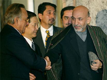 El presidente afgano, Hamid Karzai, estrecha la mano al ministro de Exteriores de Pakistán, Mian Khurseed.