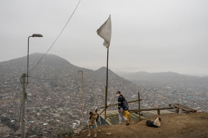 Alejo y su familia viven en el distrito de Villa María del Triunfo, formado predominantemente por asentamientos humanos que empezaron como invasiones de terreno en cerros.