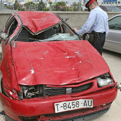 Un agente inspecciona el coche del atropello mortal.