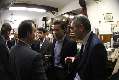 Iñaki Oyarzabal, Manuel Cobo, Borja Semper y Alberto Ruiz-Gallardón, ayer de pinchos en un bar de San Sebastián.