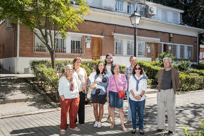 Vecinos de distintas generaciones en la colonia Mingorrubio de Madrid.