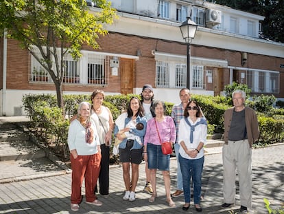 Vecinos de distintas generaciones en la colonia Mingorrubio de Madrid.