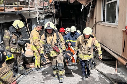 Miembros de los servicios de emergencia transportan una víctima tras el incendio desatado en la discoteca Masquerade de Estambul, este martes, en una imagen distribuida por el departamento municipal de bomberos de Estambul.