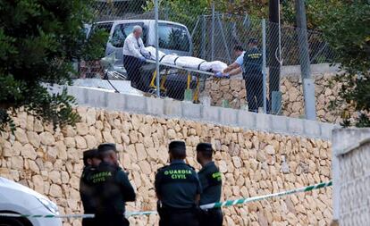 Traslado de uno de los cadáveres hallados en Finestrat, Alicante.