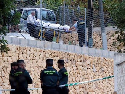 Traslado de uno de los cadáveres hallados en Finestrat, Alicante.