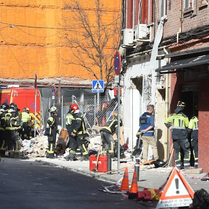 Equipos de emergencias trabajan en la zona donde se ha producido la explosión, a 13 de septiembre de 2025, en Madrid (España). La explosión ha tenido lugar en el bar-restaurante Mis tesoros, ubicado en la calle Manuel Maroto de Puente de Vallecas, sobre las 15:00 horas, provocando 25 heridos, 3 de ellos en estado grave, y el derrumbe parcial del edificio. Efectivos del SAMUR, SUMMA 112, Policía Nacional y Local se encuentran trabajando en el lugar, y los bomberos continúan con trabajos de desescombro y con el control del edificio.
13 SEPTIEMBRE 2025;EXPLOSIÓN;EMERGENCIA;HERIDOS;BAR;VALLEKAS;
Gustavo Valiente / Europa Press
13/09/2025