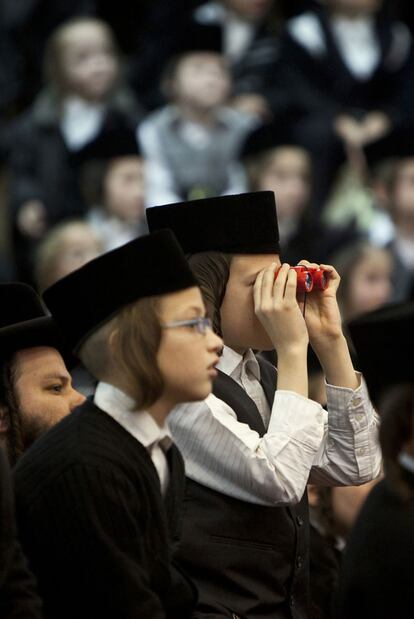 Niños en una concentración de judíos ultraortodoxos en Bnei Brak.