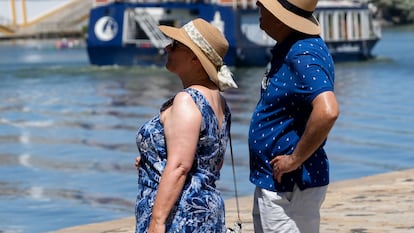 Personas con ropa veraniega paseando junto al río. A 28 de mayo de 2025, en Sevilla (Andalucía, España).La Agencia Estatal de Meteorología (Aemet) ha activado para este miércoles el aviso amarillo por calor en diversas zonas de Córdoba, Jaén y Sevilla, donde los termómetros pueden llegar a registrar hasta los 40 grados a lo largo de la jornada.
28 MAYO 2025
María José López / Europa Press
28/05/2025