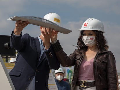 La presidenta de la Comunidad de Madrid, Isabel Díaz Ayuso, acompañada del Alcalde de Madrid José Luis Martínez-Almeida, visitan las obras del puente que unirá Valdebebas y la Terminal 4 del Aeropuerto Adolfo Suárez Madrid-Barajas.