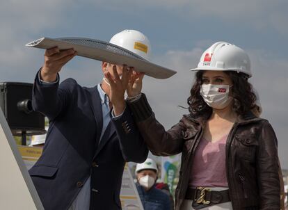 La presidenta de la Comunidad de Madrid, Isabel Díaz Ayuso, acompañada del Alcalde de Madrid José Luis Martínez-Almeida, visitan las obras del puente que unirá Valdebebas y la Terminal 4 del Aeropuerto Adolfo Suárez Madrid-Barajas.