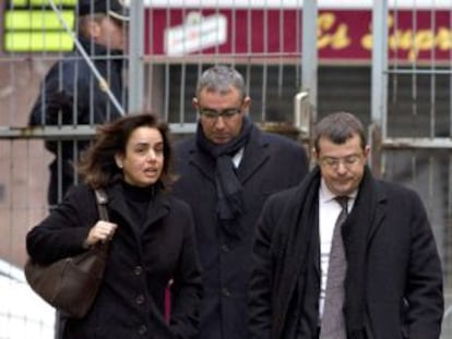 Diego Torres (en el centro), su esposa y el abogado de ambos llegan al juzgado.