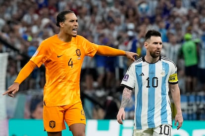 Virgil van Dijk y Lionel Messi, en un momento del partido. 