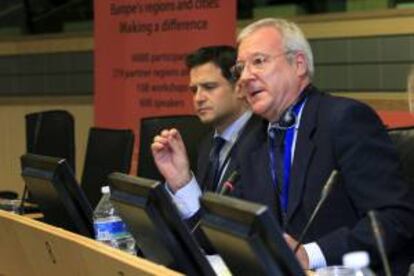 El presidente del Comité de las Regiones de la Unión Europea y de la comunidad autónoma de Murcia, Ramón Luis Valcárcel (d), hoy, en Brusela (Bélgica), donde ha abierto la décima semana europea de regiones y ciudades, que se celebra en paralelo a la sesión plenaria del Comité de Regiones de la UE (CdR).