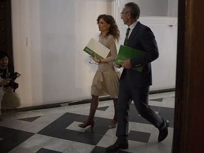 La consejera María Jesús Montero con el portavoz Miguel Ángel Vázquez.