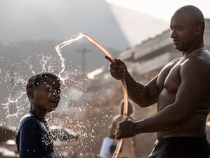 Un Hombre baña a su hijo en la playa de Leblon, en Río de Janeiro (Brasil), en medio de la ola de calor que azota al país.