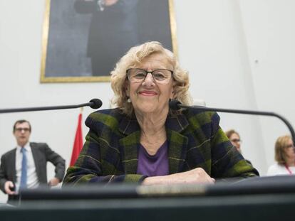La alcaldesa de Madrid Manuela Carmena llega al pleno del Ayuntamiento el 24 de abril de 2018.