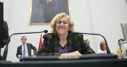 La alcaldesa de Madrid Manuela Carmena llega al pleno del Ayuntamiento el 24 de abril de 2018.