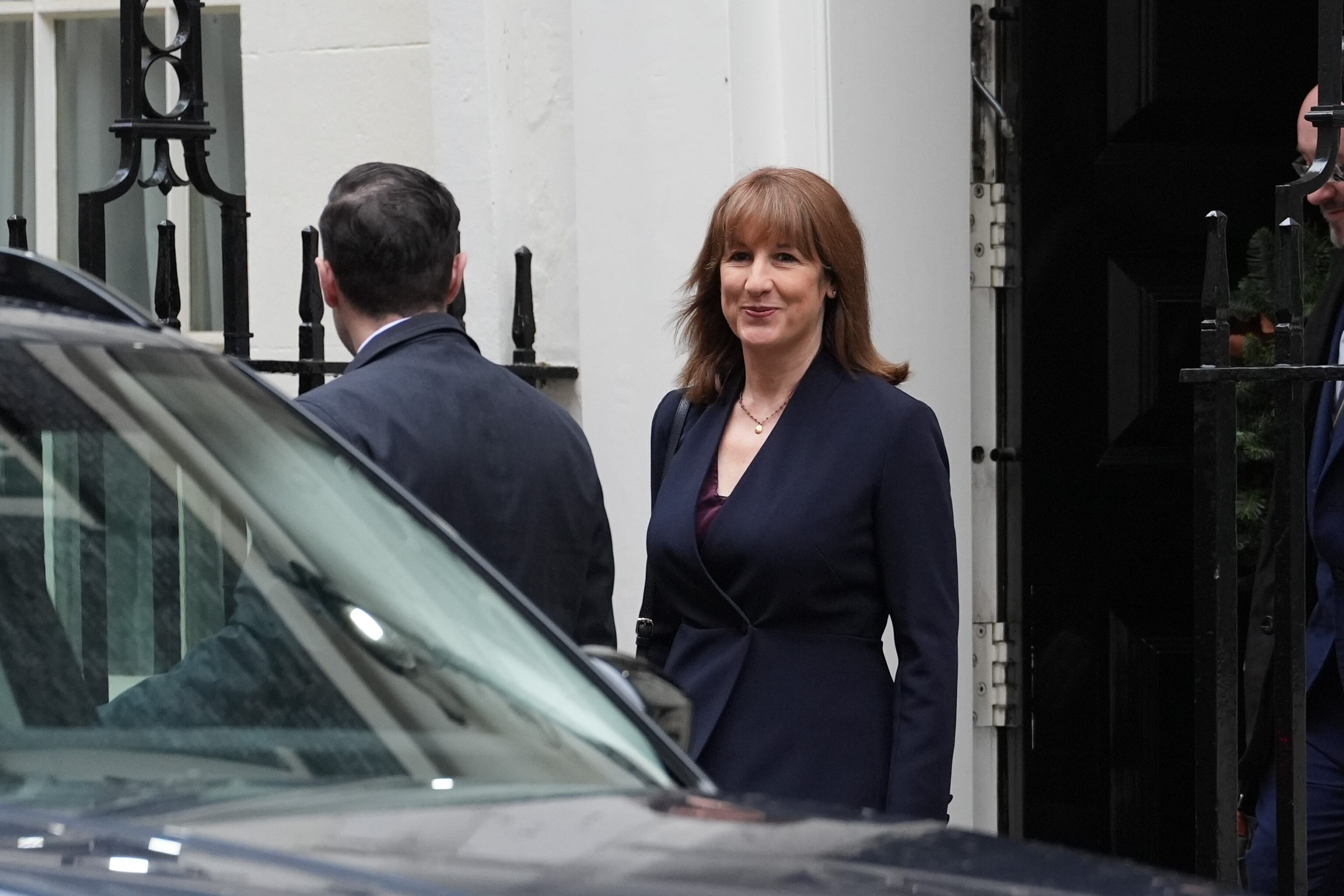 La ministra de Economía británica, Rachel Reeves, saliendo del 11 de Downing Street, su residencia oficial, el día 9 en Londres.