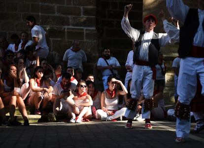 Miembres de un grupo de danza vasca durante su actuación en las fiestas de San fermín, el 10 de julio de 2016.