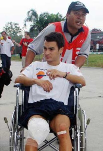 Dani Pedrosa, en silla de ruedas después de sufrir la caída.