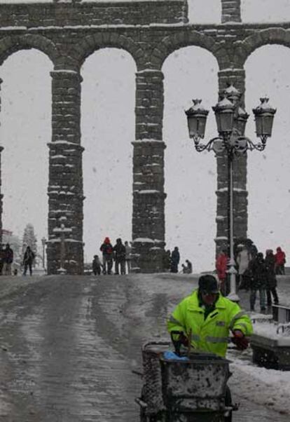 Imagen del viaducto de Segovia, después de la intensa nevada que ha caido en la ciudad.