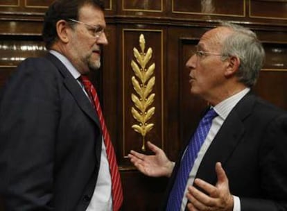 Pizarro habla con Rajoy en el pleno del Congreso