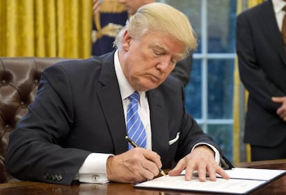 Trump, este lunes, firmando varios decretos en el Despacho Oval