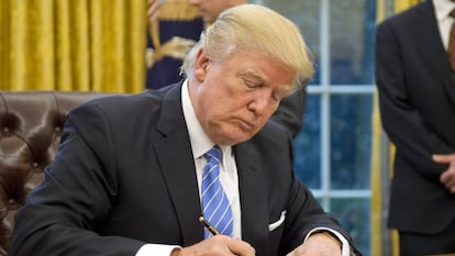 Trump, este lunes, firmando varios decretos en el Despacho Oval