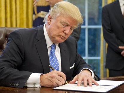 Trump, este lunes, firmando varios decretos en el Despacho Oval