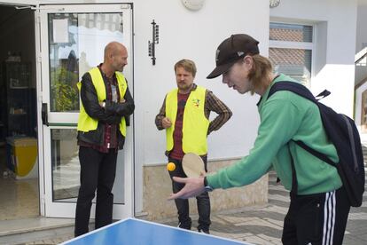 En cada uno de los seis recreos que tiene la jornada escolar en este centro siempre hay profesores vigilantes. Llevan el chaleco identificativo amarillo fluorescente con el logo de Kiva y están pendientes de lo que ocurre en los patios.