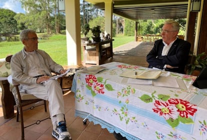 El expresidente Álvaro Uribe da su versión del conflicto armado en Colombia al presidente de la Comisión de la Verdad, Francisco de Roux.