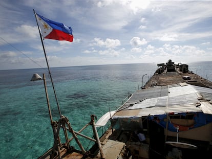 Una bandera filipina ondea desde el ‘Sierra Madre’, un buque de la Armada filipina en el mar del Sur de China