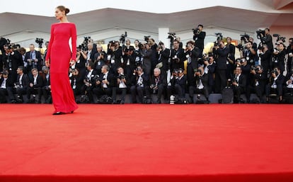 La actriz polaca Kasia Smutniak, madrina de la 69ª edición del festival de cine de Venecia, of the 69th Venice Film Festival, llega a la presentación de 'El fundamentalista reticente'.