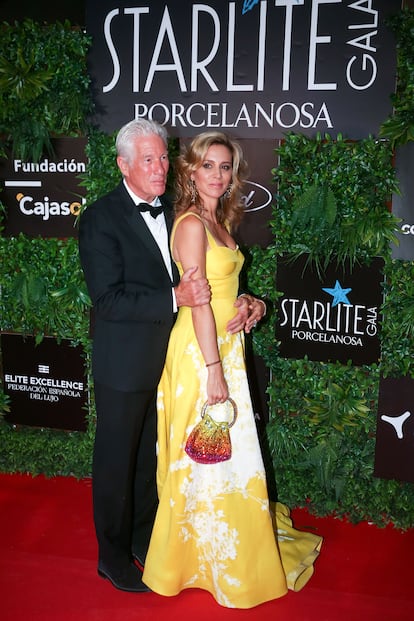 El actor estadounidense Richard Gere y su esposa Alejandra Silva posan a su llegada a la Gala Starlite.