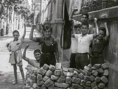 Barricada infantil darrere de la Universitat de Barcelona, agost del 1936.