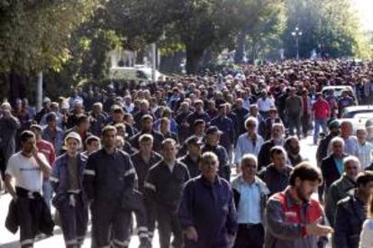 Ms de dos mil personas, operarios del naval ferrolano y empleados de la funcin pblica de la comarca, durante la concentracin que han llevado a cabo hoy en la plaza de Armas de Ferrol, frente al ayuntamiento, convocados por los sindicatos CCOO, CIG, UGT y USTG para protestar contra "la espiral de recortes" del Gobierno central.