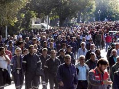 Más de dos mil personas, operarios del naval ferrolano y empleados de la función pública de la comarca, durante la concentración que han llevado a cabo hoy en la plaza de Armas de Ferrol, frente al ayuntamiento, convocados por los sindicatos CCOO, CIG, UGT y USTG para protestar contra "la espiral de recortes" del Gobierno central.
