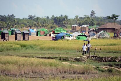 Junto a las edificaciones 'oficiales' de los campos de desplazados han surgido otras tiendas de campaña de rohingya venidos de otros pueblos del estado de Rakhine que temen ataques y se sienten ahí más seguros a pesar de que no reciben el racionamiento de Naciones Unidas.