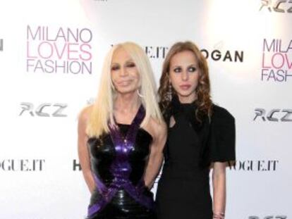 Donatella Versace y su hija, Allegra, durante la Semana de la Moda de Milán.