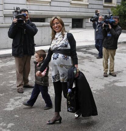 Carme Chacón, nova ministra de Defensa, acompanyada pel seu nebot a l'exterior del Congrés dels Diputats, on ha tingut lloc la sessió en què José Luis Rodríguez Zapatero ha estat investit president del Govern espanyol, l'11 d'abril del 2008.