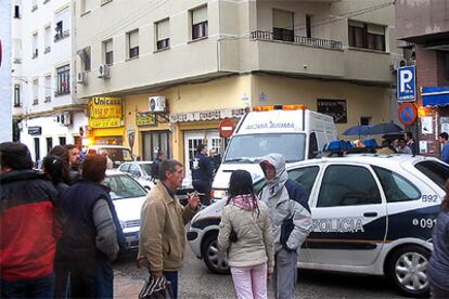 La calle Mariano Souvirón del municipio malagueño de Ronda, acordonada esta tarde por la policía después del crimen.