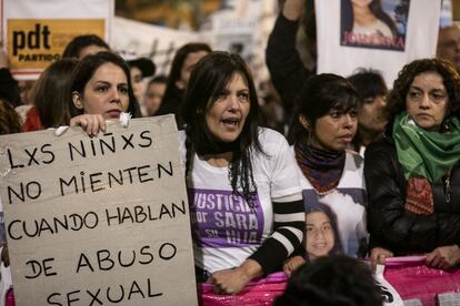 "Lxs niñxs no mienten cuando hablan de abuso sexual", dice la pancarta que sostiene Sara, en la cabecera de la marcha. Su hija le contó hace cinco años que había sido abusada por el padre y desde entonces lucha por verle entre rejas. El mismo calvario pasó Celeste Sibiglia, otra de las presentes. Su expareja, Guillermo Sosa, abusó sexualmente durante más de una década de sus tres hijas siendo menores de edad. Las niñas fueron también abusadas por su abuelo, el padre de Sosa. A través de un juicio abreviado, fueron condenados a ocho años de cárcel.