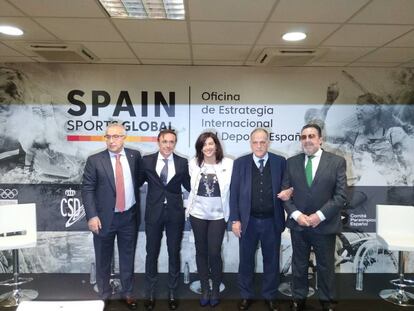 El presidente del COI, Alejandro Blanco, a la izquierda, junto a otros altos dirigentes del deporte español.