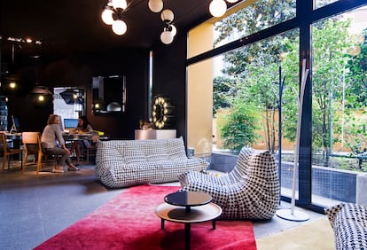 Ejemplo de decoración de inspiración setentera con sofá Togo.