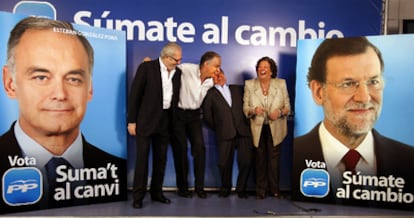 Pedro Agramunt, Esteban González Pons, Alfonso Rus y Rita Barberá, anoche, en el inicio de la campaña del PP en Valencia.