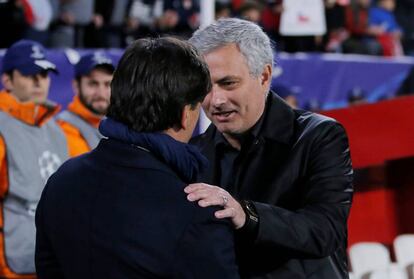 Mourinho saluda a Montella al inicio del partido. 