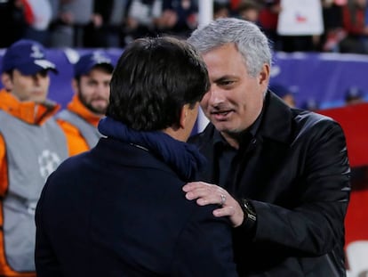 Mourinho saluda a Montella al inicio del partido. 